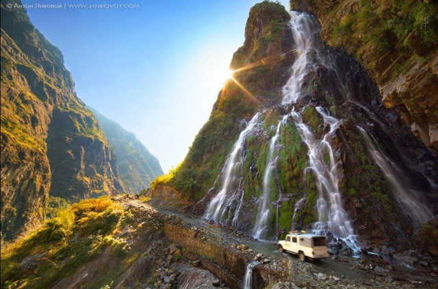 臉書照片 : Roadside waterfall (Annapurna Conservation Area)  by Anton Jankovoy